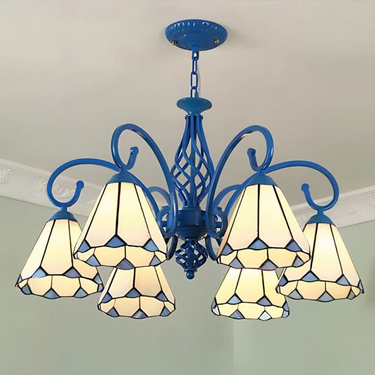 Lustre vintage année 30 bleu et blanc à 6 branches, lampes LED avec des abat-jours en verre style Tiffany, suspendu et éclairé.