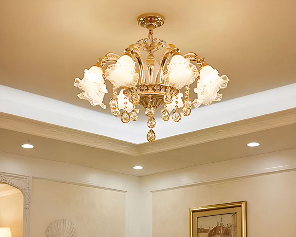 Un luxueux lustre doré à 6 branches, style années 30, illuminant un salon avec ses pampilles en cristal scintillant, suspendu dans un intérieur chic et élégant.