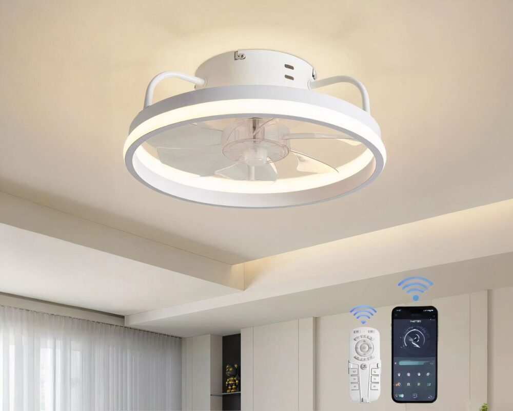 Lustre ventilateur en métal blanc avec anneau LED fixé sur un plafond blanc. L'éclairage est allumé. Sur le bas de l'image on aperçoit à gauche une fenêtre et à droite un mur blanc. En bas à droite, une télécommande blanche et un téléphone avec les symboles de bluetooth.