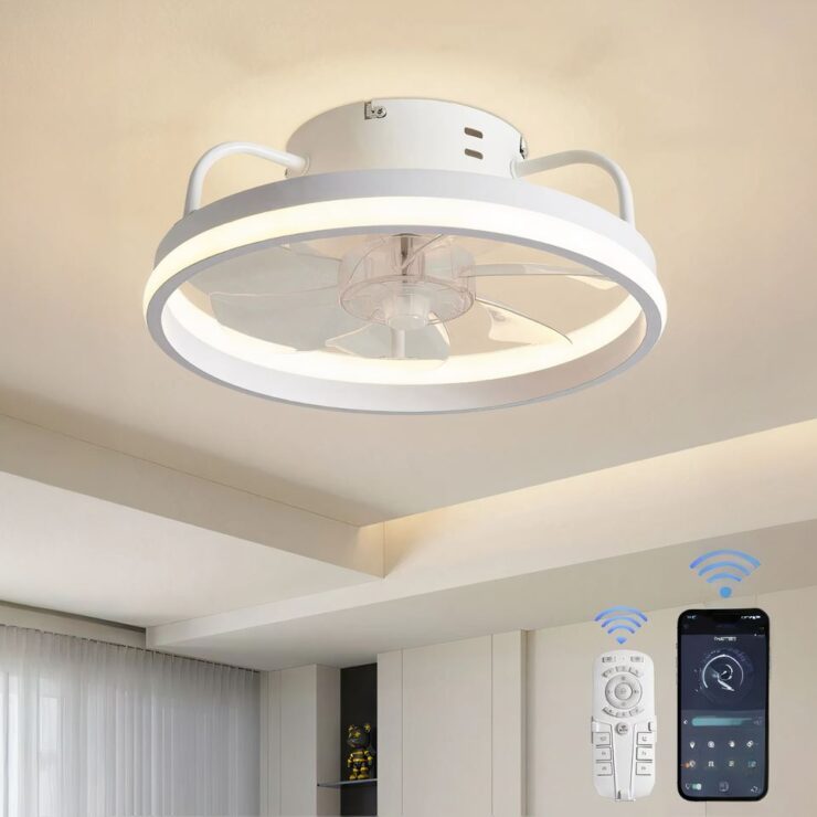 Lustre ventilateur en métal blanc avec anneau LED fixé sur un plafond blanc. L'éclairage est allumé. Sur le bas de l'image on aperçoit à gauche une fenêtre et à droite un mur blanc. En bas à droite, une télécommande blanche et un téléphone avec les symboles de bluetooth.