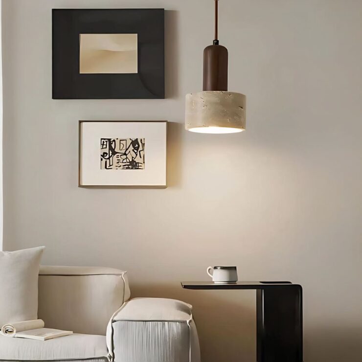 Le petit lustre en pierre sur le côté d'un canapé blanc en tissus.