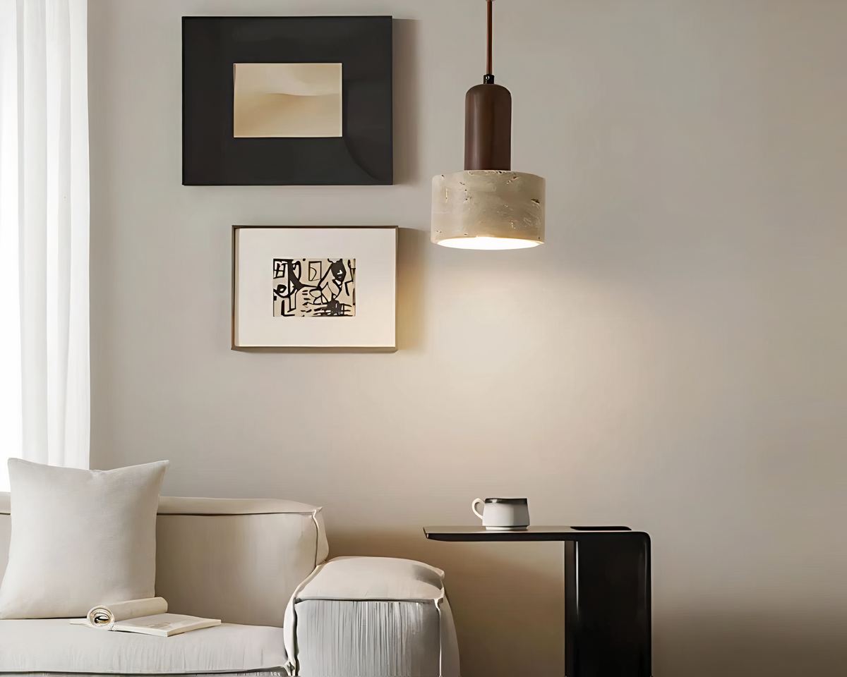 Le petit lustre en pierre sur le côté d'un canapé blanc en tissus.