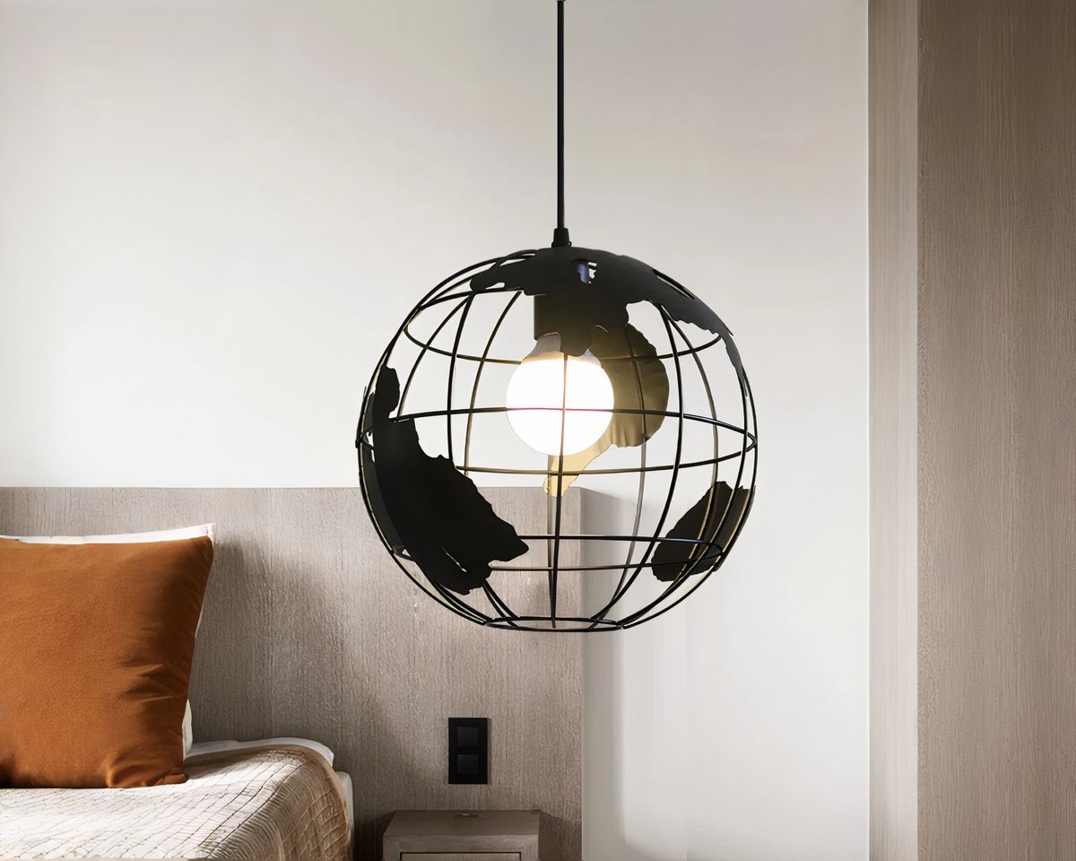Lustre suspendu noir en forme de globe avec l'ampoule à l'intérieur