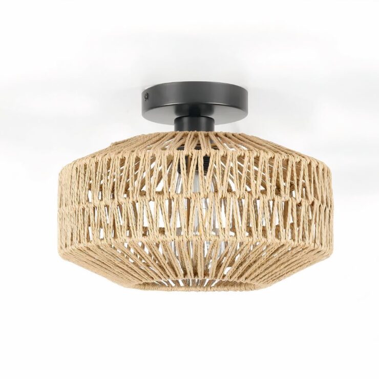 Lustre plafonnier avec abat-jour en rotin en forme de palais. Le socle fixé au plafond est noir. Sur fond blanc.