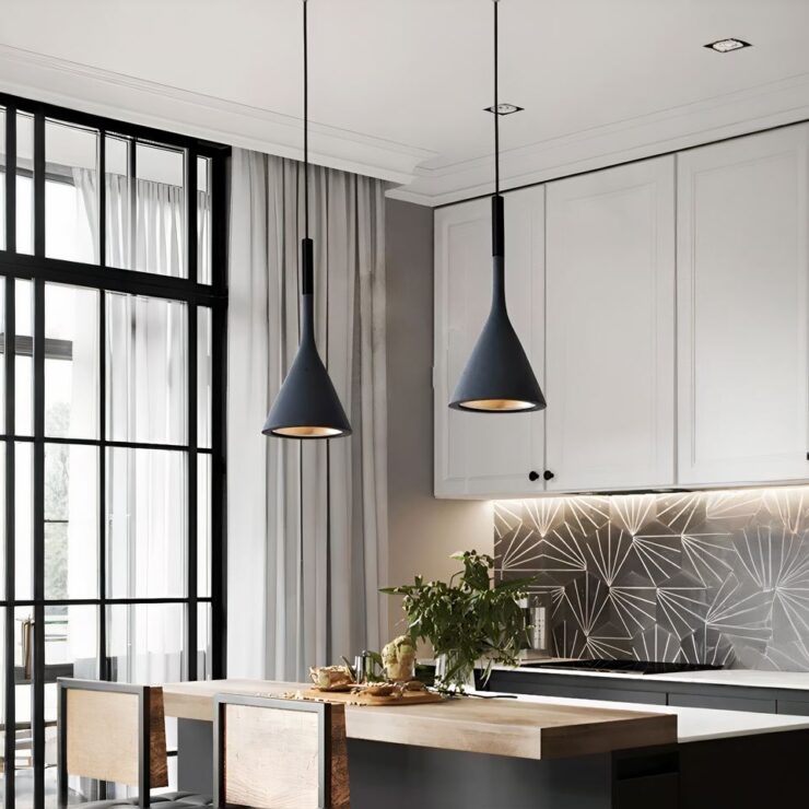 Lustre suspendu noir de forme triangulaire