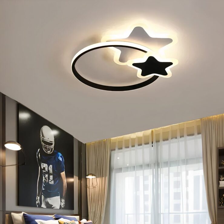 Lustre plat avec cercle et étoiles de couleur noire allumé et fixé sur un plafond de chambre de garçon. A droite, une fenêtre avec des voilages blancs. A gauche, un mur avec un poster d'un joueur de football américain.