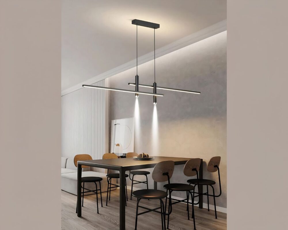 Lustre barre design contemporain en version noire, suspendu au-dessus d'une table de salle à manger et allumé.