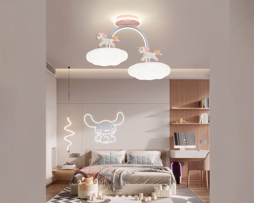 Lustre bébé licornes sur leurs nuages allumé, dans une chambre d'enfant.