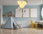 Lustre bébé poétique ours suspendus allumé et suspendu dans une jolie chambre de bébé dans laquelle on peut voir un tipi de jeu.