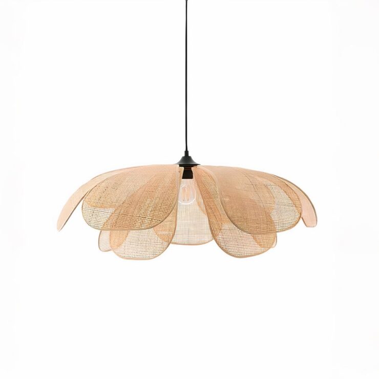 Lustre japonais en forme de fleur en rotin tenu par un câble noir sur fond blanc.