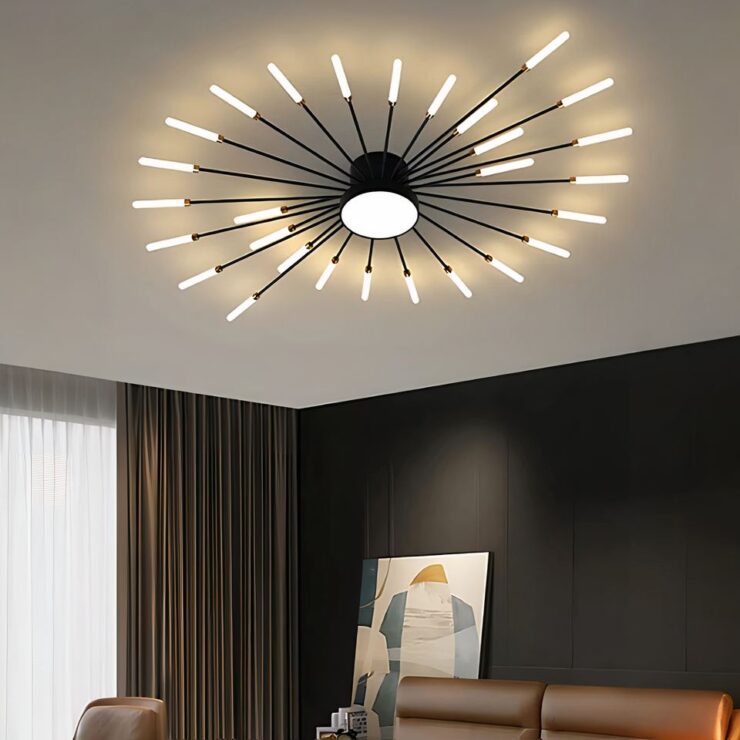 Lustre salin au design moderne style feu d'artifice fixé sur un plafond blanc. Il est composé de nombreuses tiges noires de différentes tailles fixées au centre d'un socle noir rond avec le centre lumineux. L'extrémité de chaque tige est une LED. Sous le lustre, ion voit le haut d'un canapé marron en similicuir et un fauteuil marron. Les murs sont marrons, à gauche une grande baie vitrée avec voilages blancs et rideaux marron sur la droite de la fenêtre.