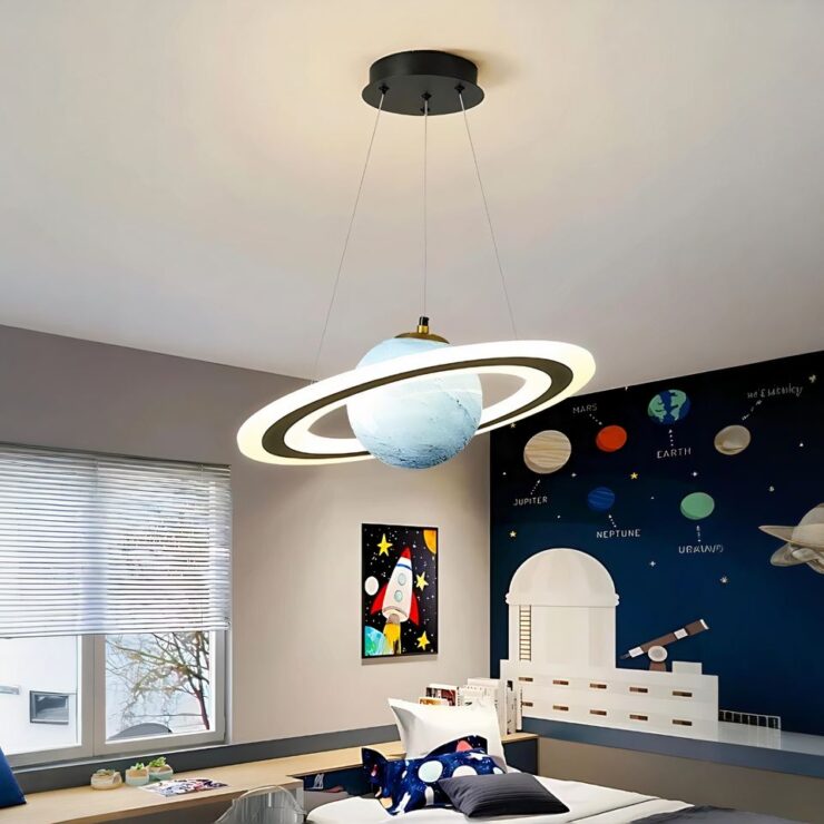 Un lustre suspendu représentant une planète bleue avec un anneau lumineux autour d'elle. Il est accroché au plafond d'une chambre d'enfant décorée sur le thème de l'espace.