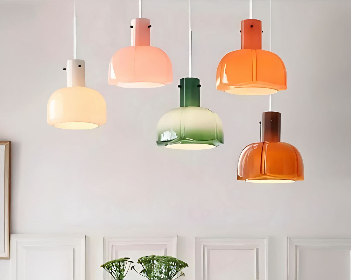 Cinq lustres opaline vintage en verre teinté de couleurs pastel et vives sont suspendus par un câble blanc, apportant une touche colorée et vintage à la pièce.