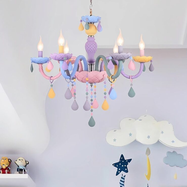 Un lustre chambre fille imitation chandelier cristal coloré suspendu dans une chambre d'enfant, décoré de pampilles multicolores en forme de gouttes et de bras en pastel. Les bougies LED imitent la flamme, créant une ambiance joyeuse et fantaisiste.
