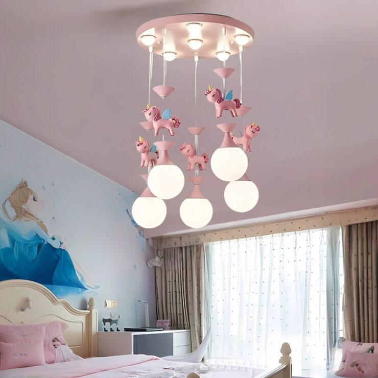 Un lustre chambre fille manège rose avec licornes est installé dans une chambre d'enfant aux tons roses, avec une grande illustration murale et des rideaux légers.