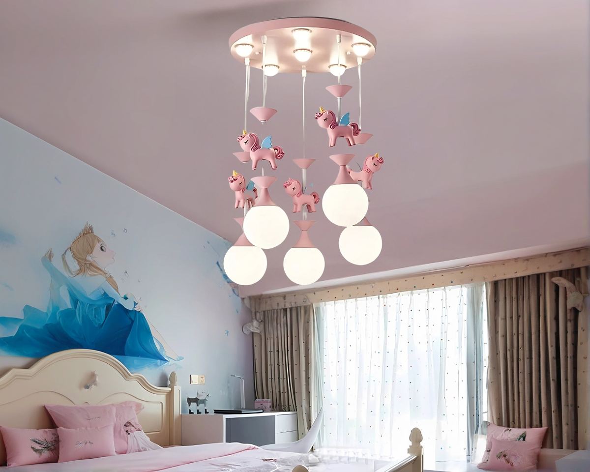 Un lustre chambre fille manège rose avec licornes est installé dans une chambre d'enfant aux tons roses, avec une grande illustration murale et des rideaux légers.