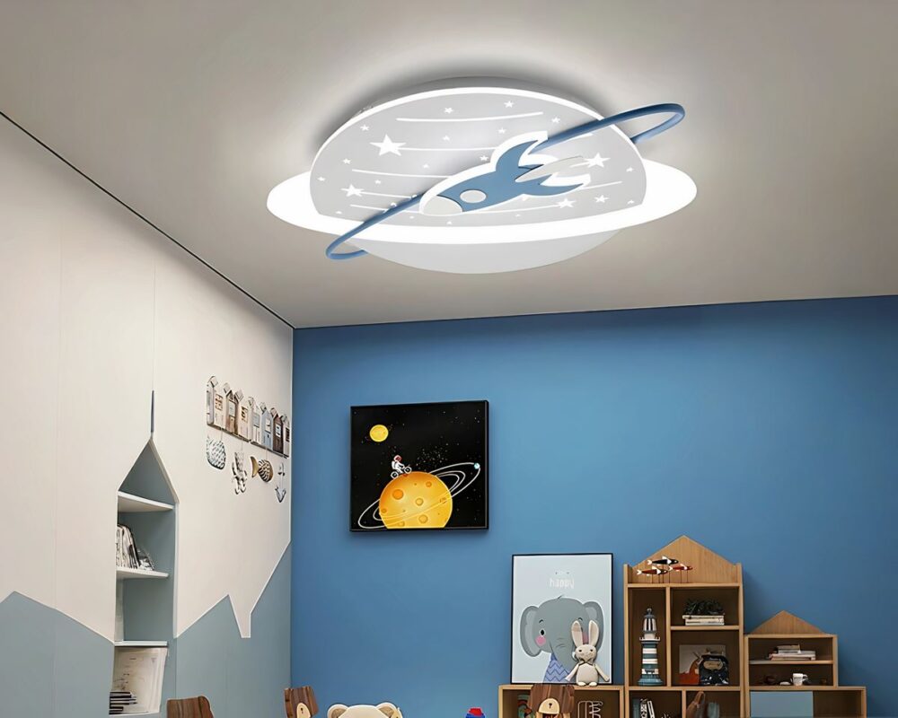 Un lustre chambre garçon planète avec fusée est installé dans une chambre avec un décor sur le thème de l'espace. Les murs sont décorés d'illustrations de l'univers et d'une étagère remplie de jouets.