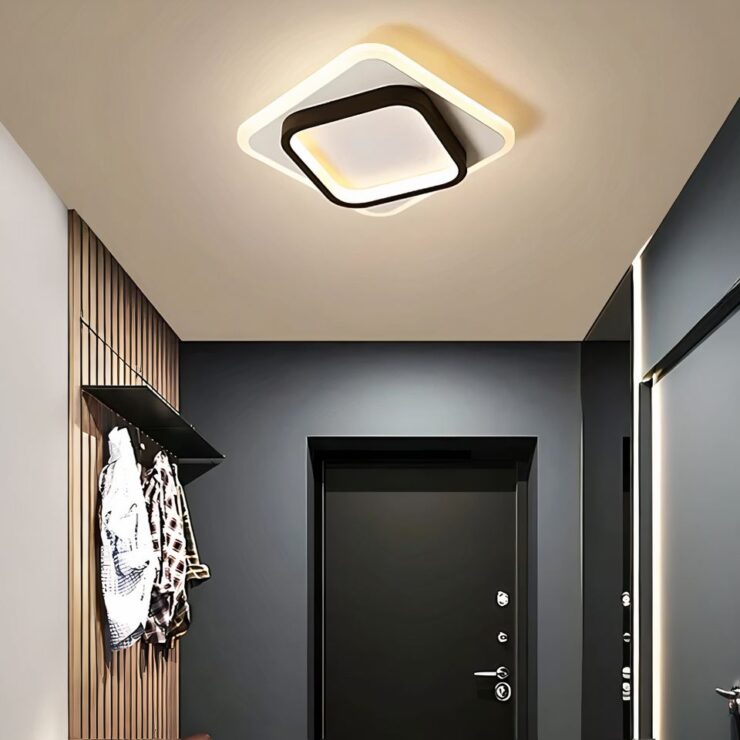 Lustre LED au design carré avec coins arrondis, installé au plafond d'un couloir moderne, offrant un éclairage doux et élégant.