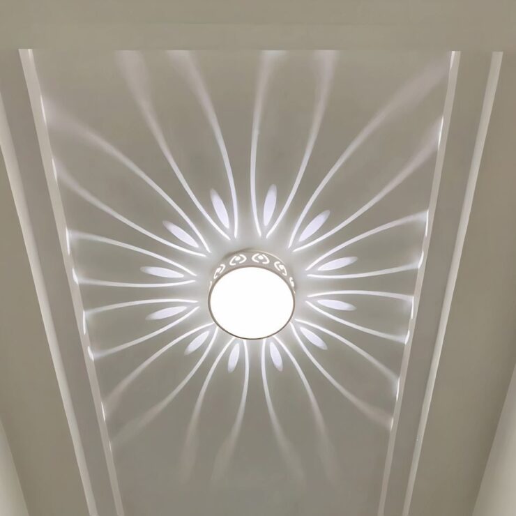 Lustre de couloir émettant des reflets en forme de flammes sur le plafond, créant un effet lumineux chaleureux et décoratif.