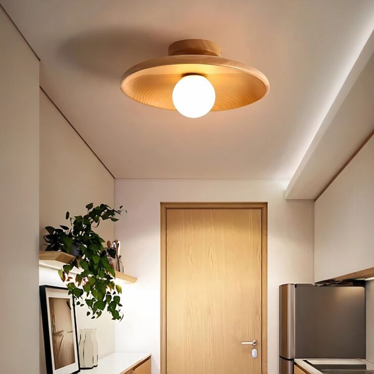Lustre de couloir en bois massif, rond, avec un design épuré qui apporte une touche naturelle et chaleureuse à l'espace.