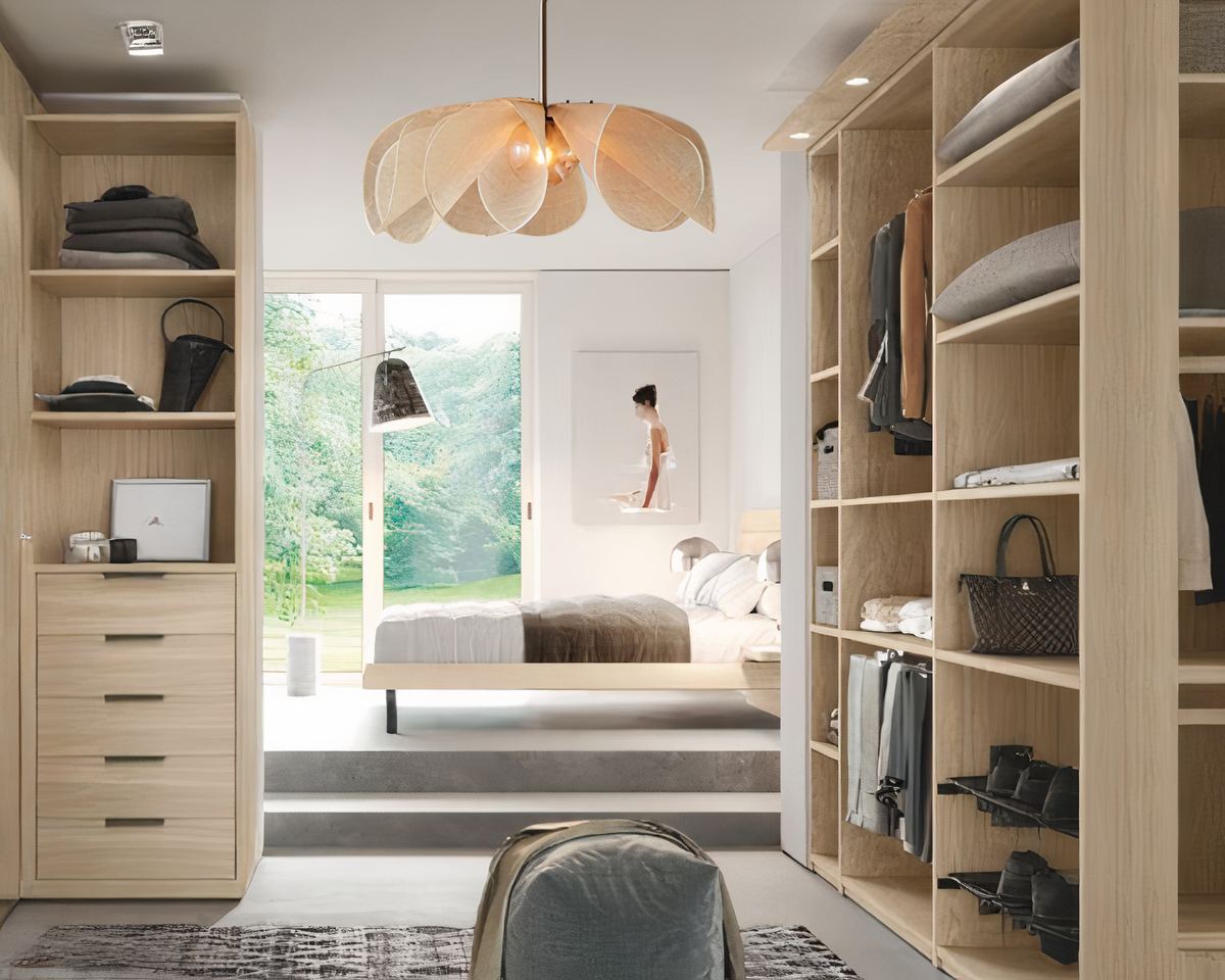 Lustre au design floral en tissu suspendu dans un dressing lumineux avec des étagères en bois clair, organisé avec des vêtements et des accessoires.