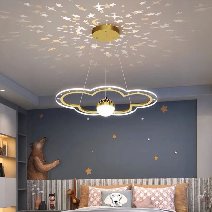 Un lustre en forme de nuage avec boule lumineuse au centre suspendu au plafond. Il projette des motifs d'étoiles sur le plafond, créant une ambiance magique et apaisante dans une chambre d’enfant.