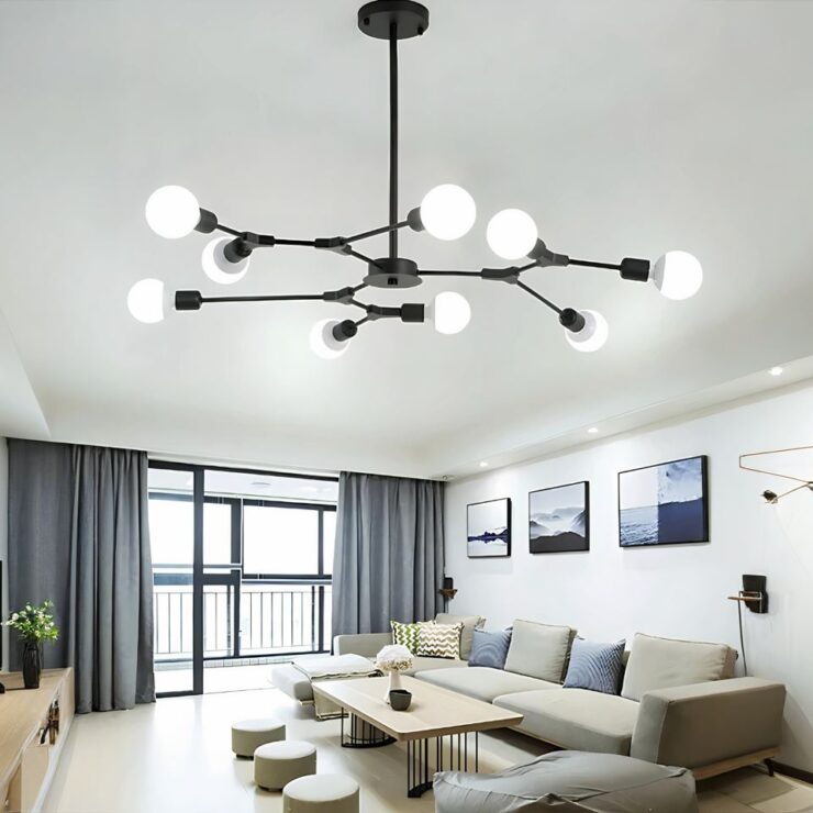 Lustre spoutnik en métal noir, avec plusieurs globes lumineux répartis de manière asymétrique, est installé dans un salon spacieux et lumineux au design contemporain.