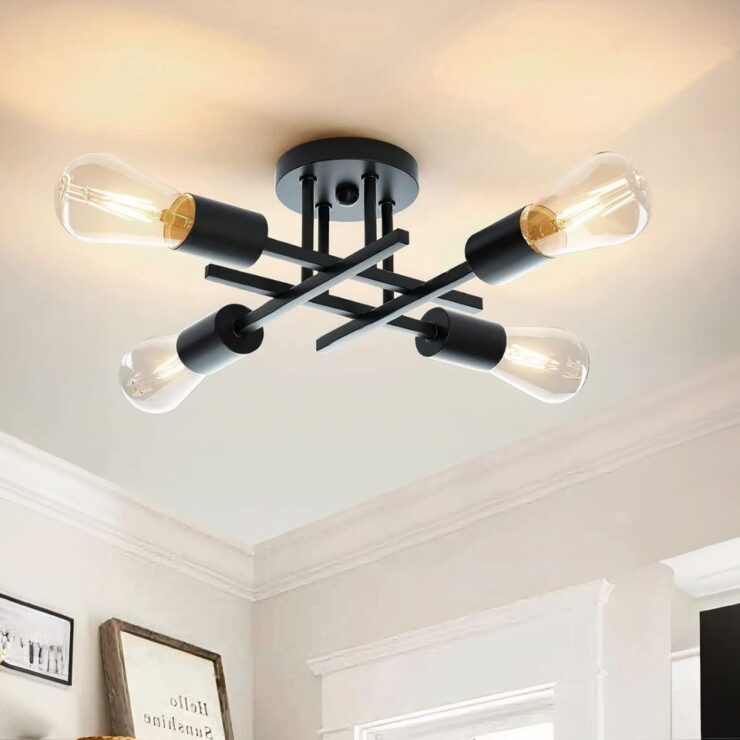 Un lustre spoutnik minimaliste à 4 ampoules apparentes, monté au plafond, offrant un éclairage moderne dans une pièce lumineuse avec des détails de décoration épurés.