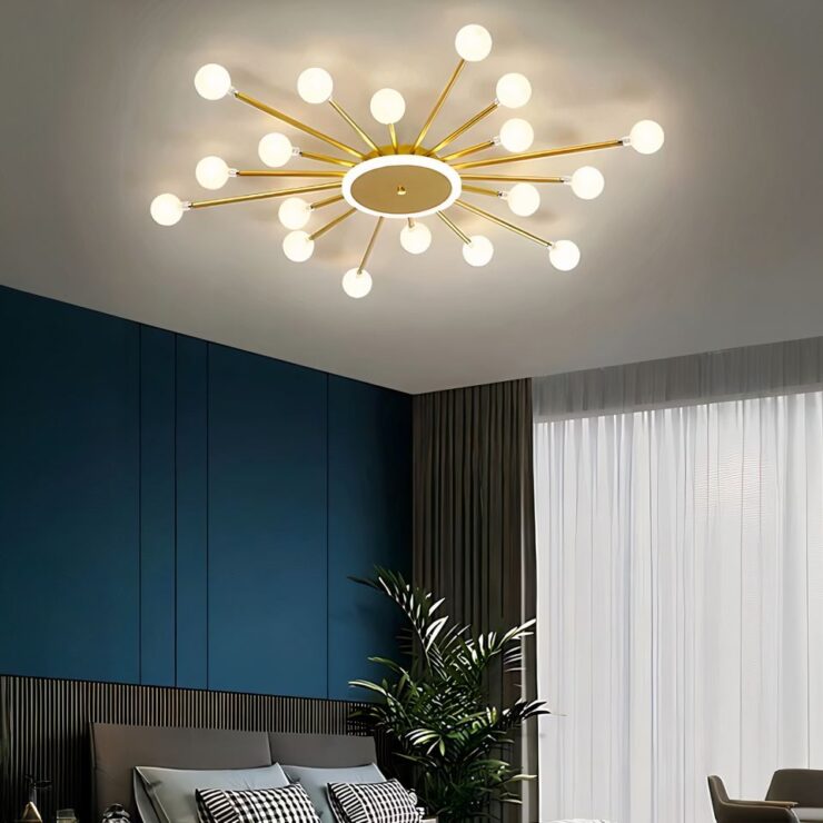 Un lustre spoutnik plafonnier moderne en métal doré et plusieurs globes lumineux, fixé au plafond d'une chambre décorée en bleu avec un grand lit et des rideaux blancs, apportant une ambiance élégante et contemporaine.