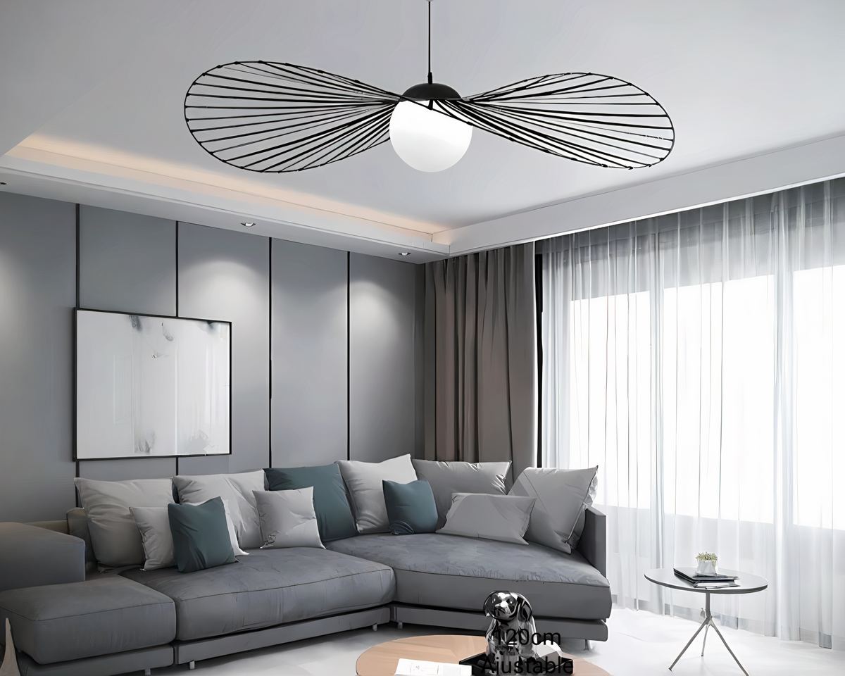 Un lustre vertigo en métal et tissu avec une grande structure circulaire, offrant un design léger et aérien. Il est suspendu dans un salon moderne.