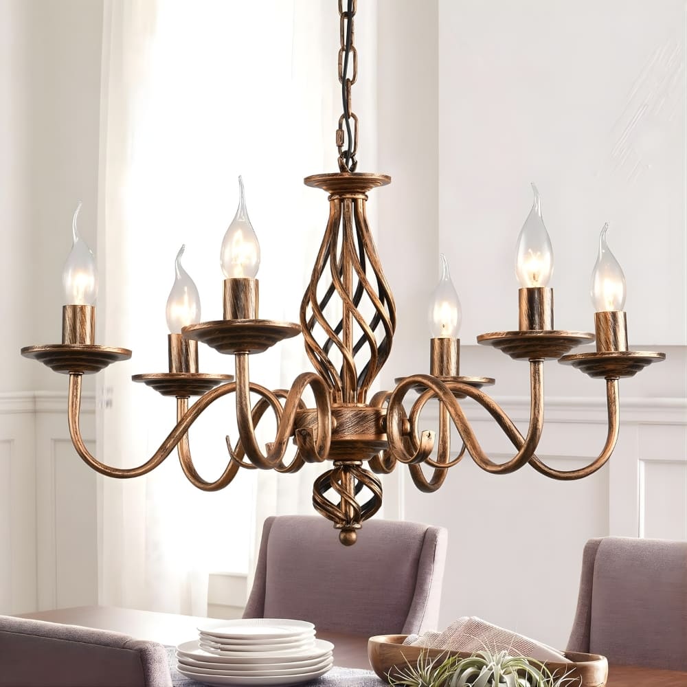 Lustre hollandais vintage doré mat en gros plan et au dessus d'une table de salle à manger