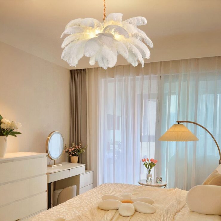 Un lustre chambre cocooning à plumes blanches est suspendu dans une chambre et offre une lumière douce et tamisée, créant une ambiance chaleureuse et apaisante.
