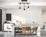 Un lustre cuisine en bois et métal de style industriel à trois ampoules, il est suspendu par des câbles noirs enroulés autour d'une barre en bois, créant un design à la fois rustique et industriel.