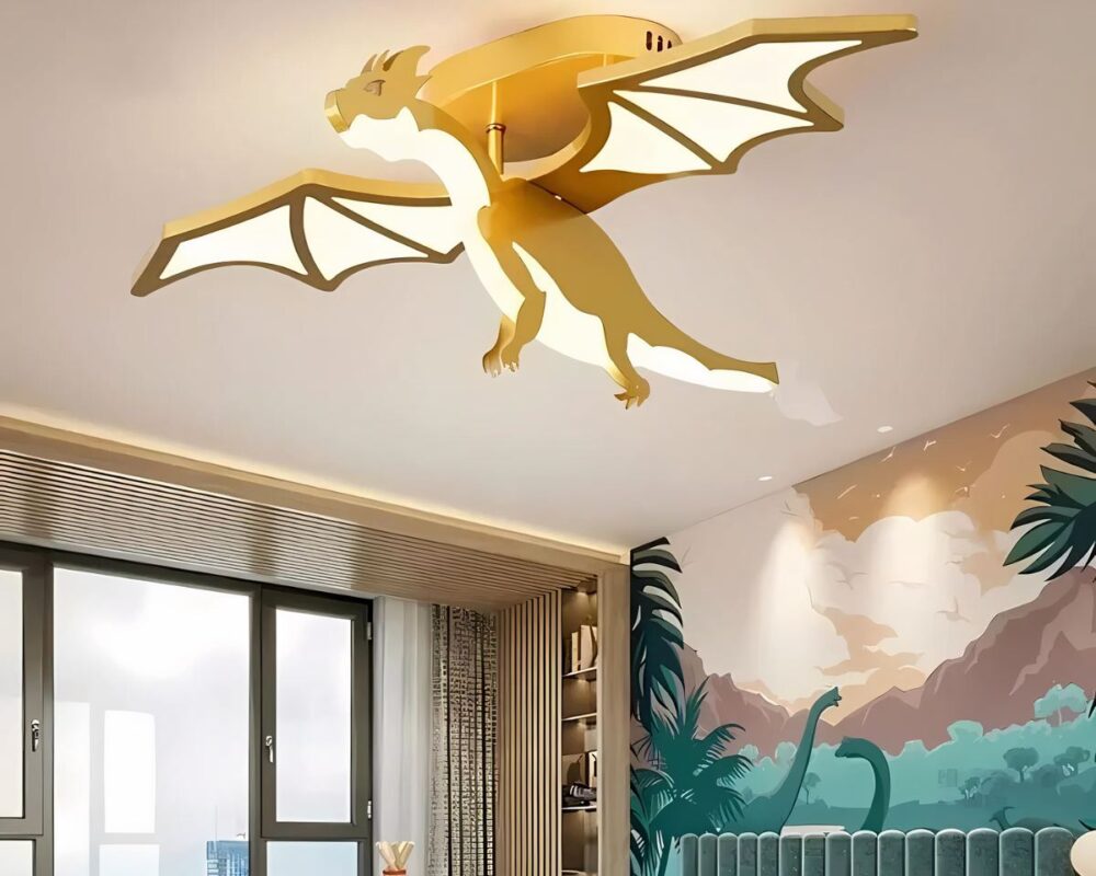 Un lustre chambre garçon dragon doré est installé au plafond d'une chambre d'enfant décoré avec un thème de dinosaures et de nature. Le dragon déploie ses ailes, créant un effet spectaculaire au-dessus du lit et d'une tente de jeu.