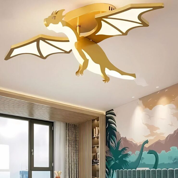 Un lustre chambre garçon dragon doré est installé au plafond d'une chambre d'enfant décoré avec un thème de dinosaures et de nature. Le dragon déploie ses ailes, créant un effet spectaculaire au-dessus du lit et d'une tente de jeu.