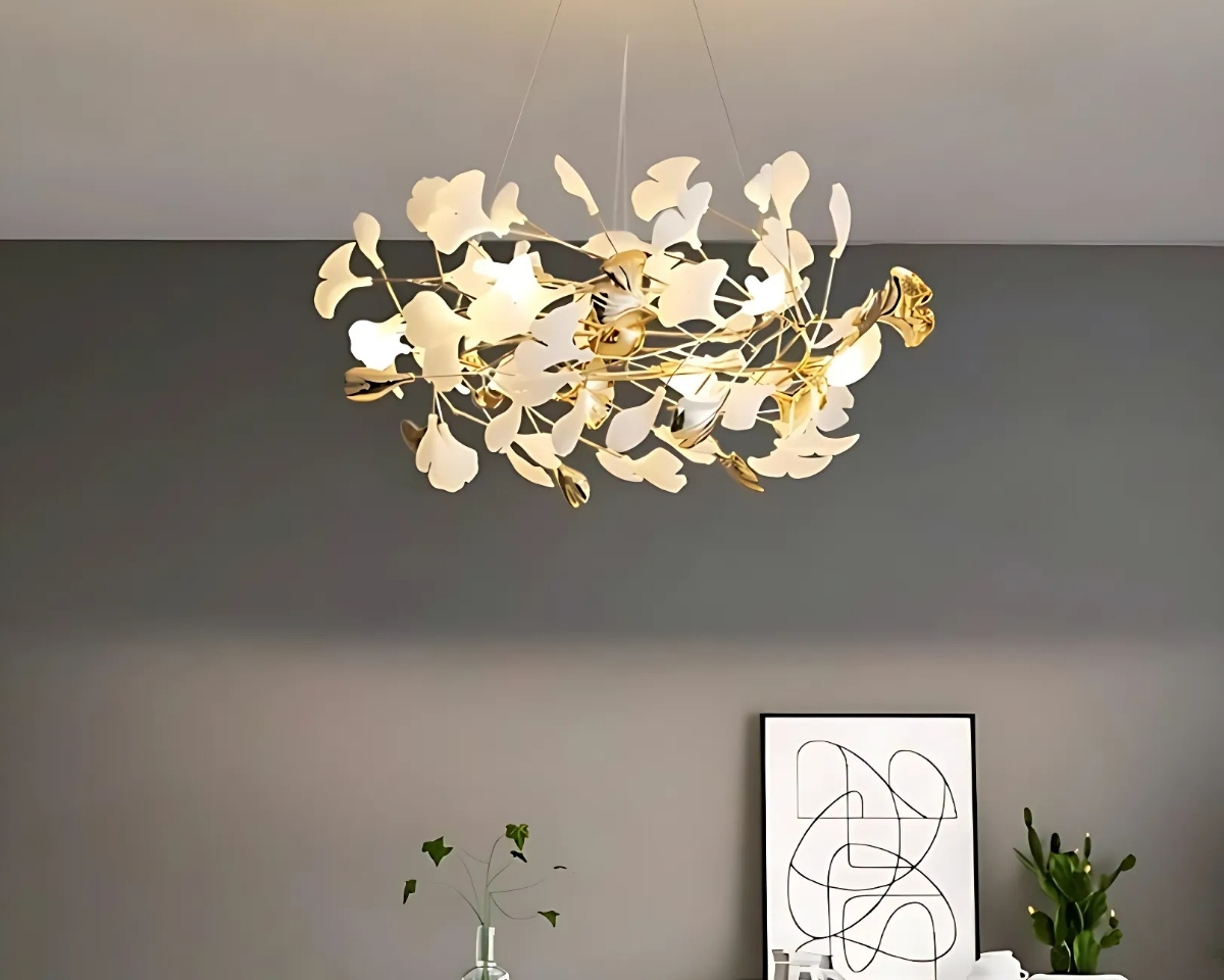 Lustre chic en forme de couronne de feuilles, suspendu dans une pièce et allumé. Le mur du fond est de couleur grise.