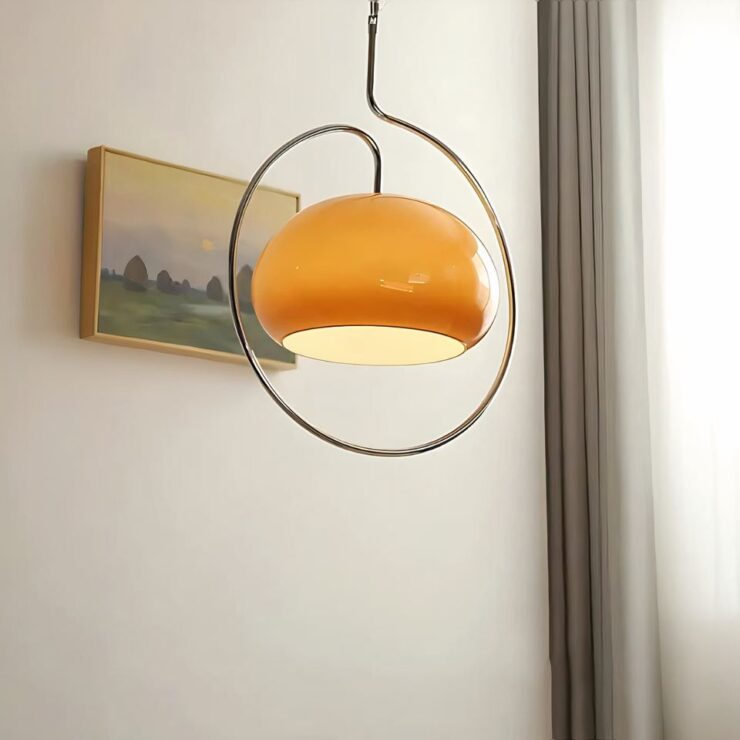 Lustre années 50 globe en verre suspendu allumé et installé dans une pièce devant une toile accrochée au mur.