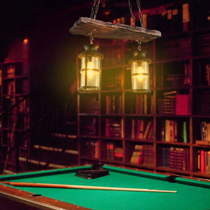 Lustre billard rustique deux ou trois lanternes suspendu au-dessus d'une table de billard.