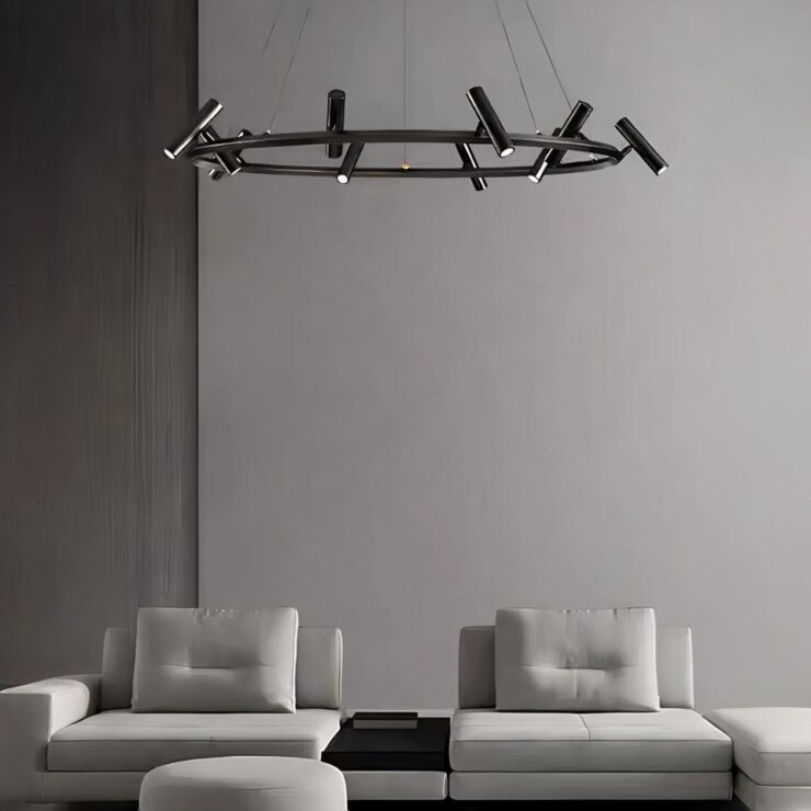 Lustre bureau circulaire avec spots suspendu au-dessus d'un canapé blanc.