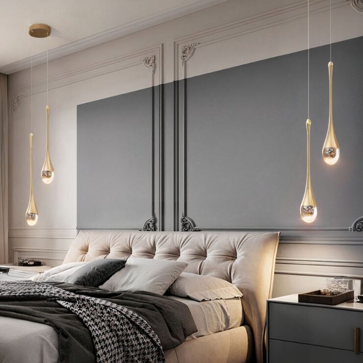 Lustre pendant bulle de cristal en version deux lumières, suspendu de chaque côté d'un lit dans une chambre à coucher.