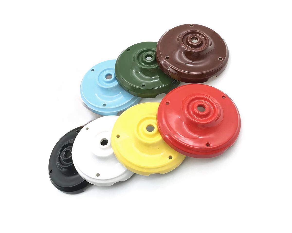 Cache plafond rond en céramique pour lustre, disponible en plusieurs couleurs vives, y compris rouge, jaune, vert, bleu, blanc, noir et marron.