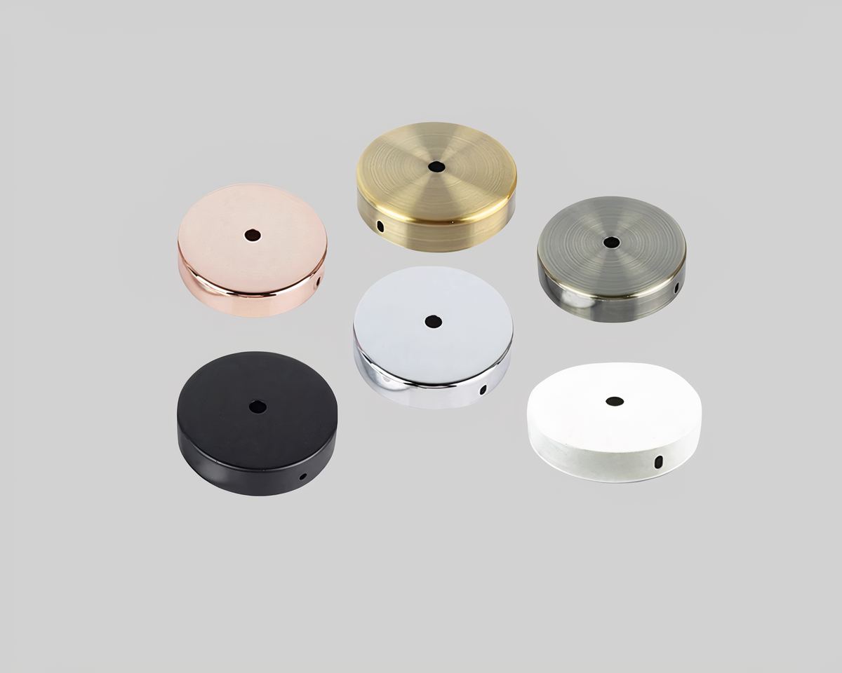 Ensemble de caches plafond ronds en métal pour lustre, disponibles en finitions noir mat, cuivre rose, doré, argenté brossé, chromé et blanc, parfaits pour dissimuler les fixations au plafond avec élégance.