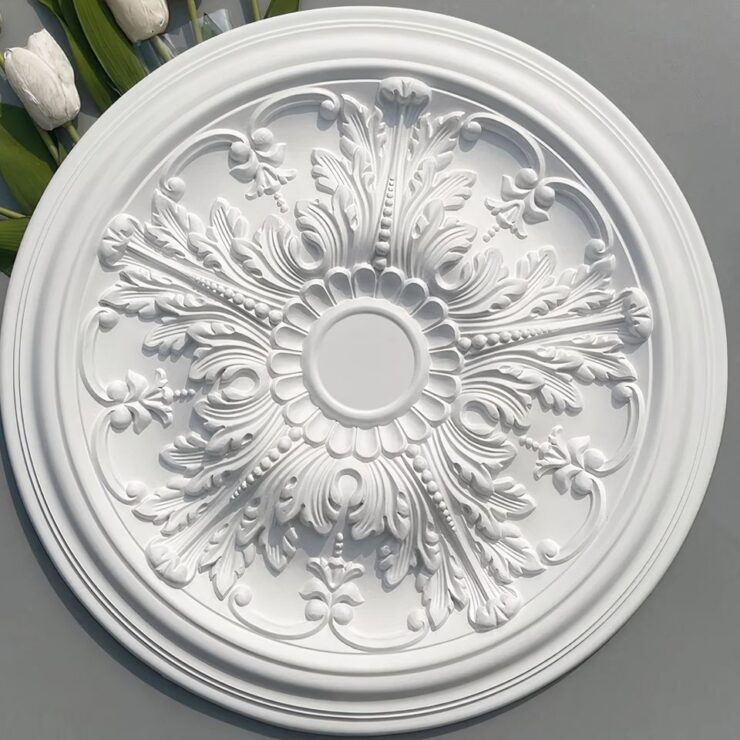 Cache plafond rond en plâtre pour lustre, orné de motifs floraux en relief, ajoutant une touche élégante et raffinée au plafond, parfait pour sublimer l'installation d'un lustre.