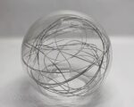 Globe lustre ancien avec fil en métal et en verre transparent, ajoutant une touche contemporaine et artistique au design classique.