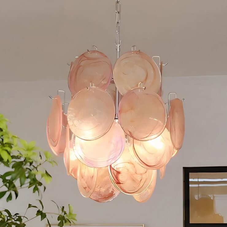 Lustre Murano, composé de disques en verre aux reflets nacrés suspendus, créant une ambiance élégante et douce.