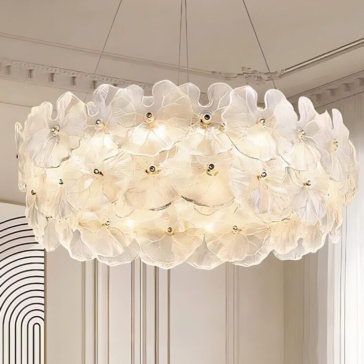 Lustre Murano composé de pétales en verre lumineux, formant un cercle lumineux et délicat, idéal pour apporter une touche florale et raffinée à l'intérieur.