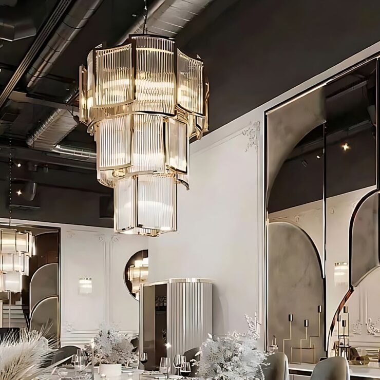 Lustre Murano, composé de prismes lumineux empilés, diffusant une lumière élégante et raffinée dans la pièce.
