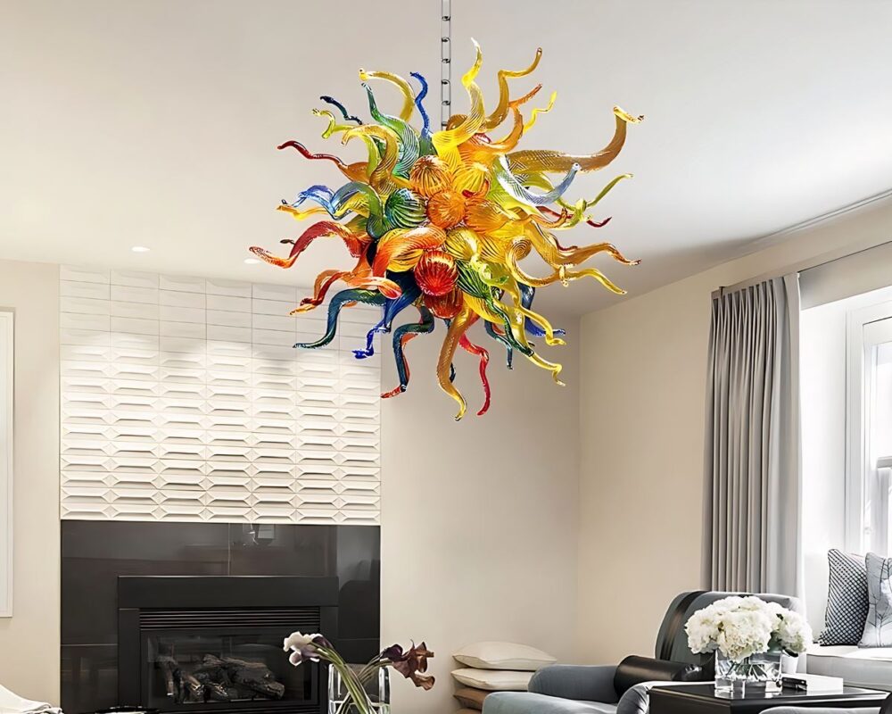 Lustre de style Murano en forme de bouquet coloré, composé de tiges en verre multicolores qui s'entrelacent et se déploient, créant une explosion lumineuse et vibrante, idéale pour un intérieur audacieux et artistique.