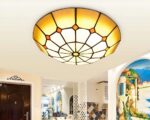 Lustre art déco 1930 plafonnier rond, avec un design coloré et géométrique, offrant une lumière chaleureuse et élégante, idéal pour ajouter une touche artistique à la pièce.