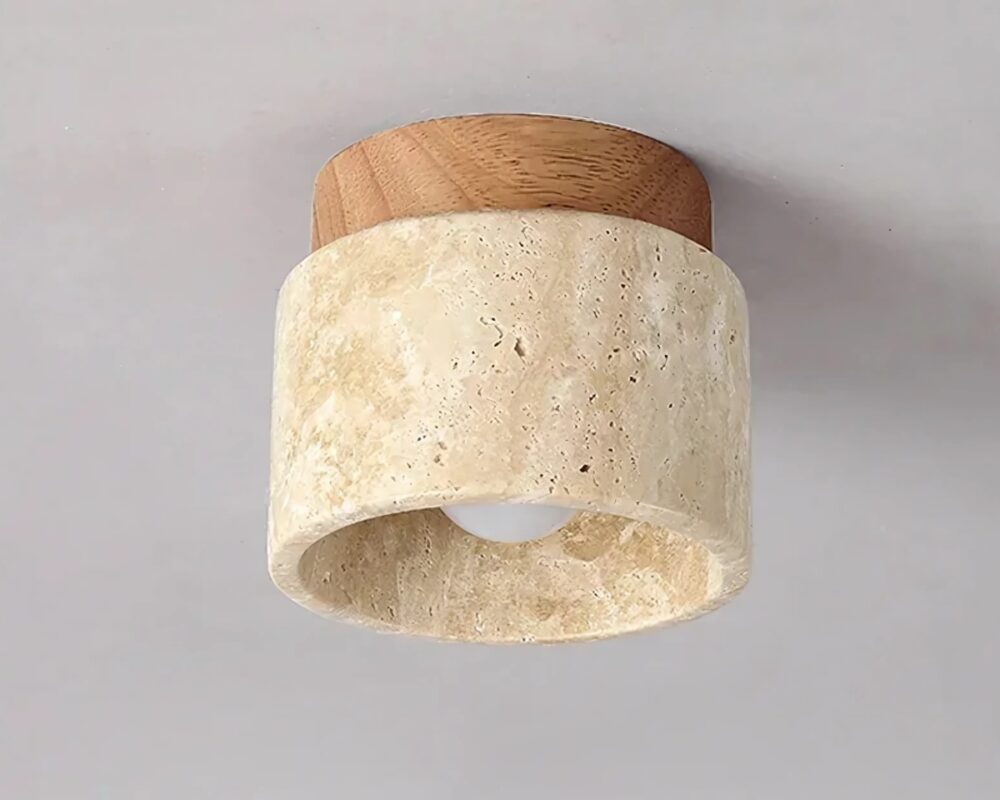 Lustres salle de bain en pierre qui diffuse une lumière chaleureuse. Ils sont au plafond d'une salle de bain aux tons neutres.
